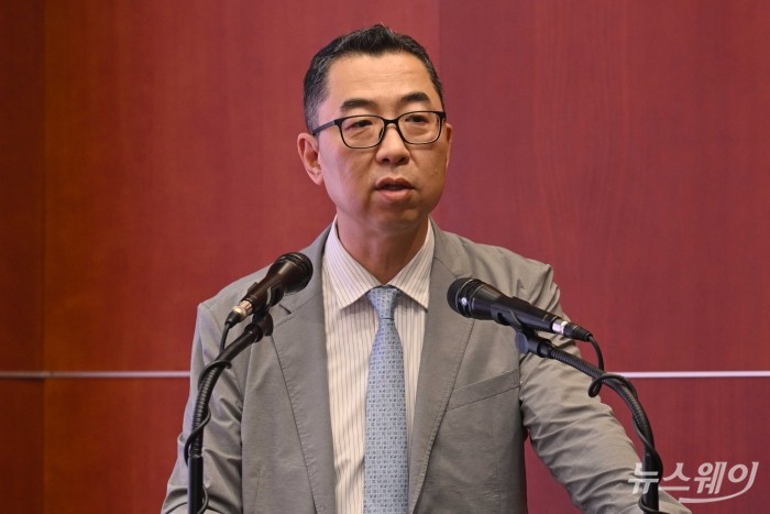 이권희 위즈웨이브 대표가 14일 오후 서울 여의도 금융투자협회에서 열린 제8회 뉴스웨이 주식콘서트('부의 물길 바뀐다:AI 패권과 반도체 슈퍼사이클')에서 '주도주 투자 방법: 주도 섹터 내 종목 선별 방법'을 주제로 강연하고 있다. 사진=강민석 기자