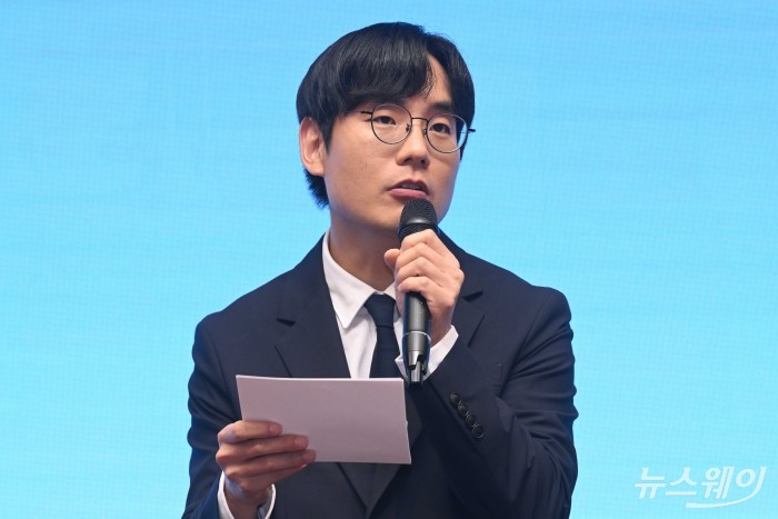 박경보 뉴스웨이 증권팀장이 14일 오후 서울 여의도 금융투자협회에서 열린 제8회 뉴스웨이 주식콘서트('부의 물길 바뀐다:AI 패권과 반도체 슈퍼사이클')에서 좌담회 사회를 맡고 있다. 사진=강민석 기자