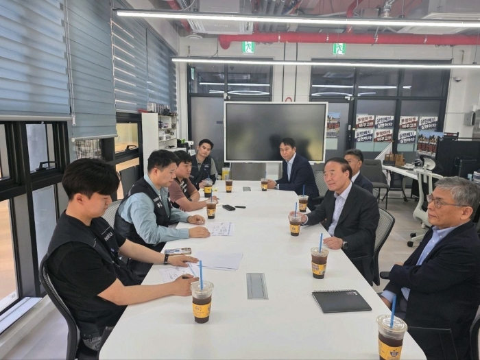 삼성전자 DS부문 경영진이 삼성전자노동조합 공동투쟁본부와 만나 대화하는 모습  <br />
 <br />
(사진 왼쪽 위부터 투쟁본부 정승원 국장, 이송이 부위원장, 최승호 위원장, 김재원 국장) 사진 오른쪽 위부터 삼성전자 박용인 사장, 한진만 사장, 전영현 부회장, 김용관 사장) 사진=삼성전자