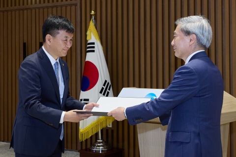 '취임' 김진일 금통위원 "기준금리, 중앙값보다 높아야"···선명한 '매파' 신호