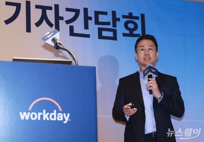 허정열 워크데이 한국 지사장이 14일 오전 서울 강남구 웨스틴 서울 파르나스에서 진행된 '워크데이 엘리베이트 서울 2026' 기자간담회에서 사람과 AI가 함께 공존하는 업무의 미래 '하이브리드 워크포스' 주제로 발표를 하고 있다. 사진=워크데이