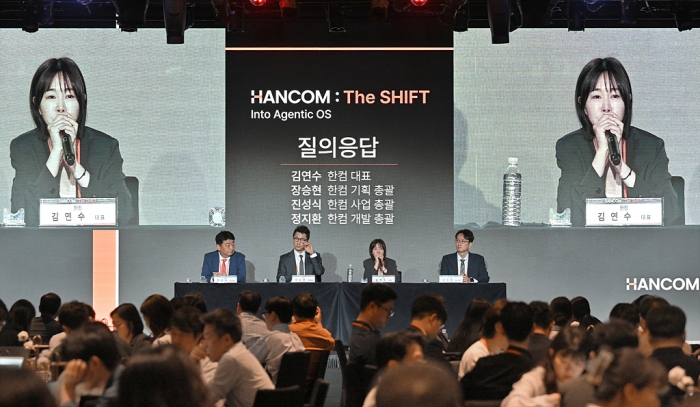 김연수 한컴 대표가 19일 오전 서울 여의도 페어몬트호텔에서 진행한 기자간담회에서 질의응답을 진행하고 있다. 사진=한컴 제공