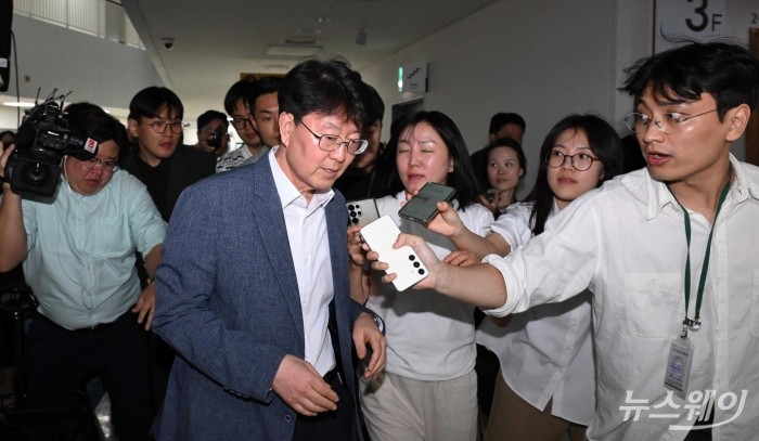 박정범 중앙노동위원회 조정관장이 19일 오후 정부세종청사 중앙노동위원회에서 열린 '삼성전자 2차 사후조정 2일차 회의'를 마친 뒤 회의장을 나서며 취재진의 질문을 경청하고 있다. 사진=강민석 기자