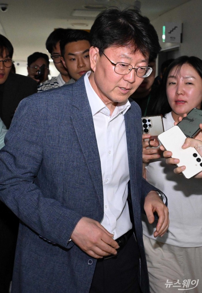 박정범 중앙노동위원회 조정관장이 19일 오후 정부세종청사 중앙노동위원회에서 열린 '삼성전자 2차 사후조정 2일차 회의'를 마친 뒤 회의장을 나서며 취재진의 질문을 경청하고 있다. 사진=강민석 기자