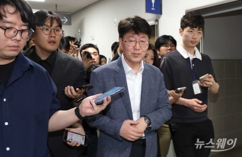 '삼전 2차 사후조정' 질문 경청하는 박정범 조정과장
