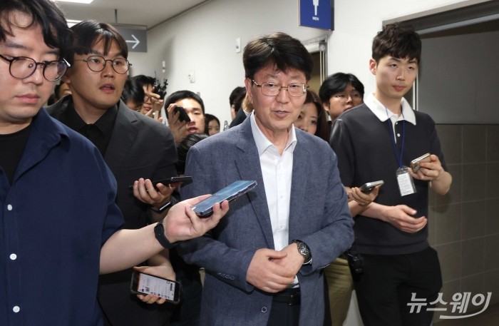 '삼전 2차 사후조정' 질문 경청하는 박정범 조정과장