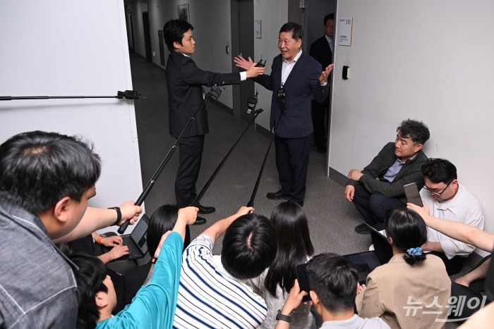 박수근 중앙노동위원회 위원장이 20일 새벽 정부세종청사 중앙노동위원회에서 열린 '삼성전자 2026년 2차 사후조정 2일차 회의'를 정회한 뒤 취재진의 질문에 답변하고 있다. 사진=강민석 기자