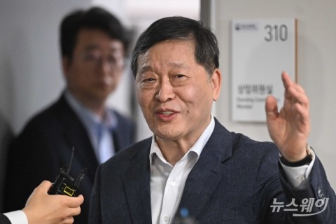 삼전 사후조정 2일차 회의 마친 뒤 질의 답하는 박수근 중노위원장