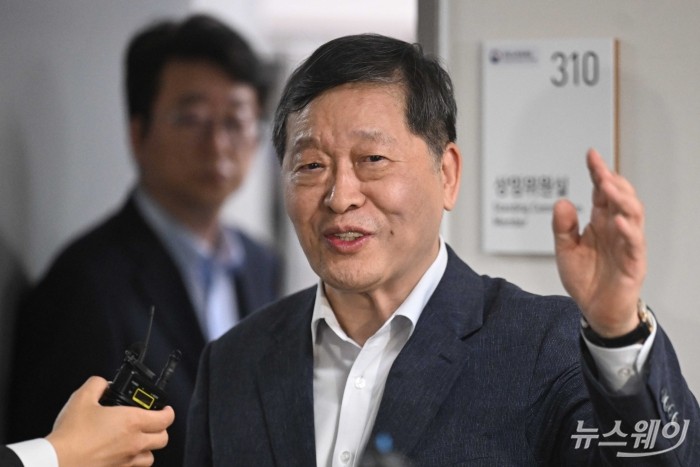 삼전 사후조정 2일차 회의 마친 뒤 질의 답하는 박수근 중노위원장