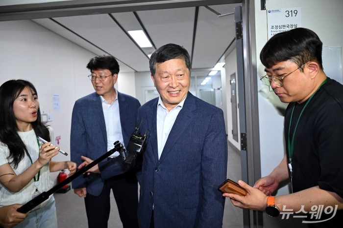 박수근 중앙노동위원회 위원장이 20일 새벽 정부세종청사 중앙노동위원회에서 열린 '삼성전자 2026년 2차 사후조정 2일차 회의'를 정회한 뒤 취재진의 질문에 답변하고 있다. 사진=강민석 기자