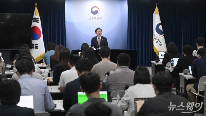 이억원 금융위원장이 21일 오전 서울 종로구 정부서울청사에서 열린 기자간담회에서 발언을 하고 있다. 사진=강민석 기자