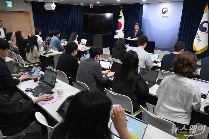 이억원 금융위원장이 21일 오전 서울 종로구 정부서울청사에서 열린 기자간담회에서 발언을 하고 있다. 사진=강민석 기자