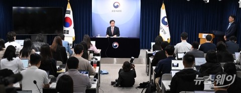 발언하는 이억원 금융위원장