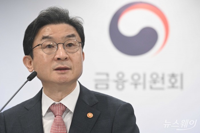 이억원 금융위원장이 21일 오전 서울 종로구 정부서울청사에서 열린 금융위 기자간담회에서 발언을 하고 있다. 사진=강민석 기자