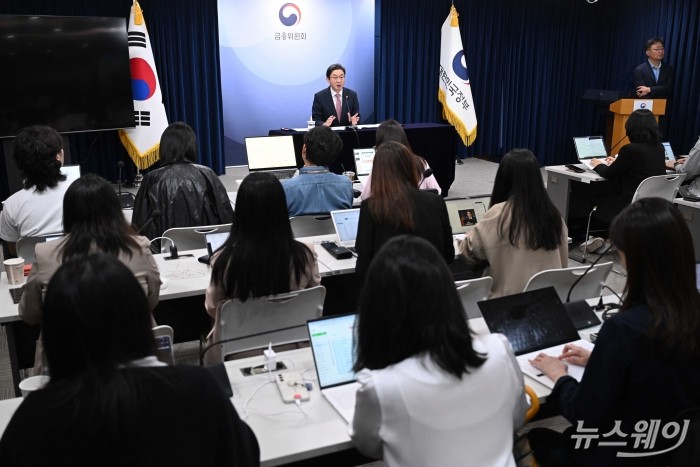 이억원 금융위원장이 21일 오전 서울 종로구 정부서울청사에서 열린 금융위 기자간담회에서 발언을 하고 있다. 사진=강민석 기자
