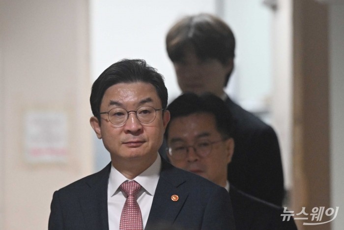 이억원 금융위원장이 21일 오전 서울 종로구 정부서울청사에서 열린 금융위 기자간담회에 참석하기 위해 회견장에 들어서고 있다. 사진=강민석 기자