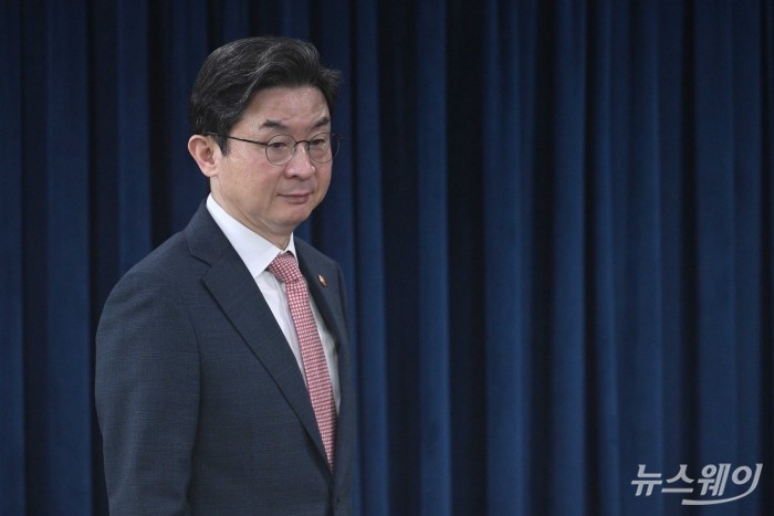이억원 금융위원장이 21일 오전 서울 종로구 정부서울청사에서 열린 금융위 기자간담회에 참석하기 위해 회견장에 들어서고 있다. 사진=강민석 기자