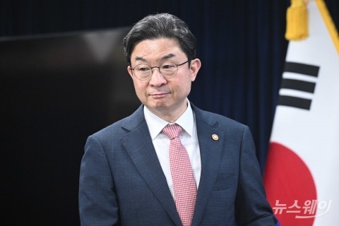회견장 들어서는 이억원 금융위원장