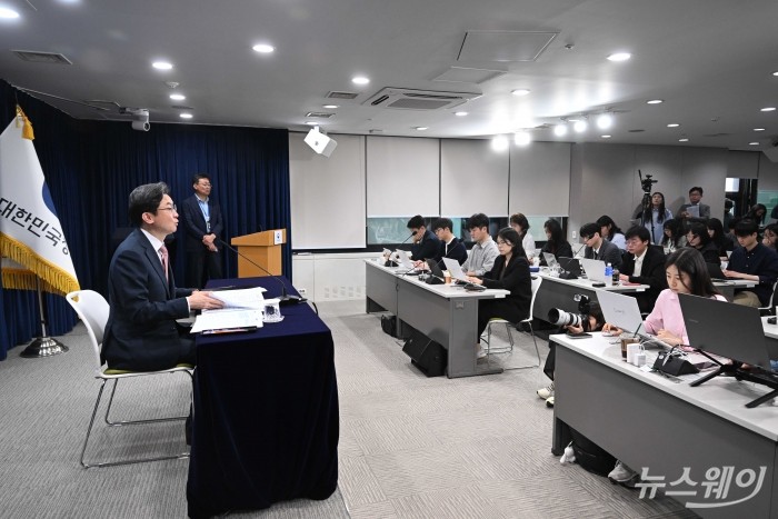 이억원 금융위원장이 21일 오전 서울 종로구 정부서울청사에서 열린 금융위 기자간담회에서 발언을 하고 있다. 사진=강민석 기자