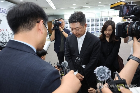 이마트 숙원 '심야 배송' 법안 국회행···스타벅스 악재에 안갯속
