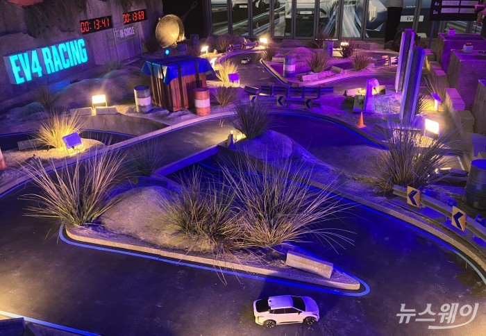 21일 서울 성수 일대에서 'PUBGM x Kia 제 8 구역' 오프라인 팝업 이벤트 진행. 사진은 기아 언플러그드 그라운드 EV4 RC카 체험존. 사진=김세현 기자