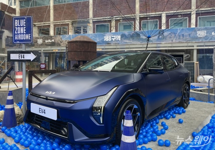 21일 서울 성수 일대에서 'PUBGM x Kia 제 8 구역' 오프라인 팝업 이벤트 진행. 사진은 펍지 성수 EV4 차량. 사진=김세현 기자