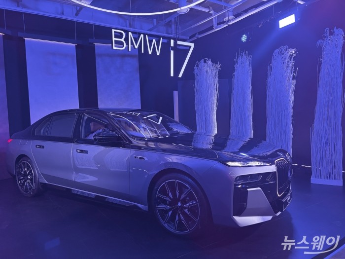 BMW 순수전기 세단 'i7' 사진=황예인 기자