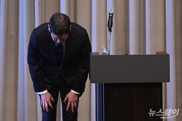 정용진 신세계그룹 회장 "스벅 5·18탱크데이, 진심으로 머리 숙여 사죄"