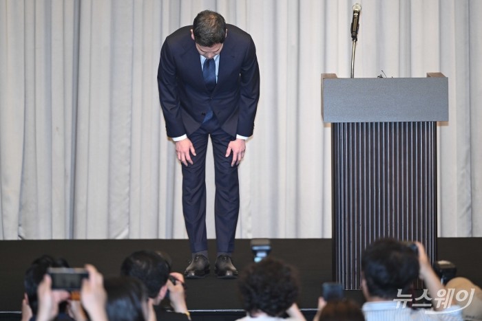 정용진 신세계그룹 회장이 26일 오전 서울 강남구 조선팰리스 호텔에서 스타벅스코리아 '탱크데이' 논란에 대해 대국민 사과를 하고 있다. 강민석 기자 kms@newsway.co.kr
