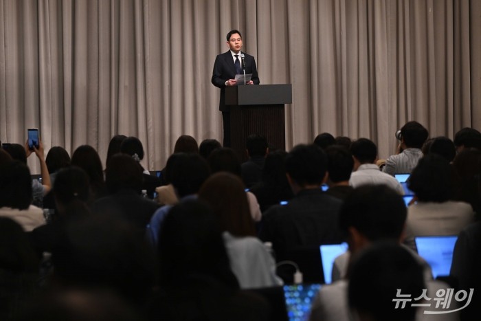 정용진 신세계그룹 회장이 26일 오전 서울 강남구 조선팰리스 호텔에서 스타벅스코리아 '탱크데이' 논란에 대해 대국민 사과문을 낭독하고 있다. 강민석 기자 kms@newsway.co.kr