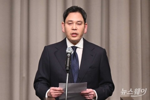 스타벅스 '5·18 탱크데이' 논란, 정용진 형사책임 가능성은?