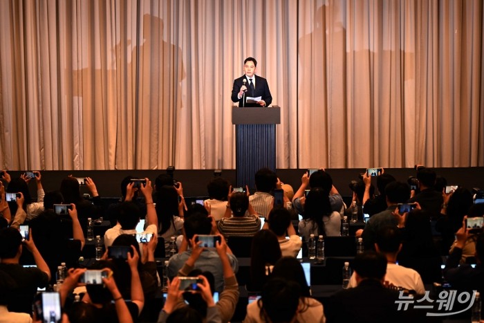 정용진 신세계그룹 회장이 26일 오전 서울 강남구 조선팰리스 호텔에서 스타벅스코리아 '탱크데이' 논란에 대해 대국민 사과문을 낭독하고 있다. 강민석 기자 kms@newsway.co.kr