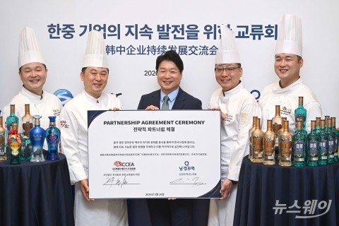 전략적 파트너쉽 체결 후 기념촬영 갖는 유호성 남경무역 대표