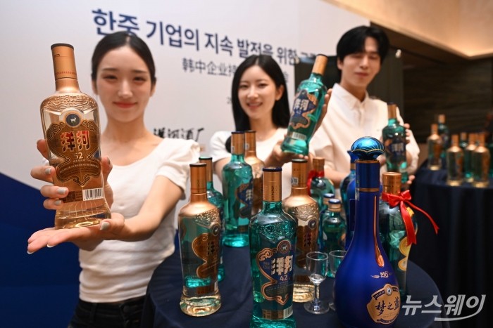 남경무역이 26일 오전 서울 강남구 웨스틴 파르나스 호텔에서 열린 '양하' 한국 진출 10주년 기념식에서 프리미엄 백주 양하블루·양하골드 신제품을 소개하고 있다. 강민석 기자 kms@newsway.co.kr