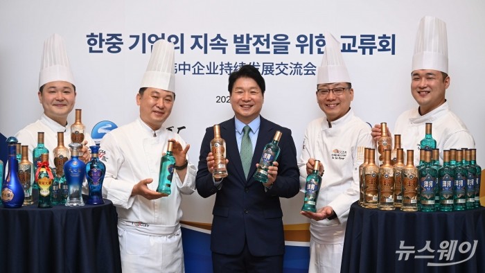 (중앙)유호성 남경무역 대표이사와 한국중찬문화교류협회 소속 중식 셰프들이 26일 오전 서울 강남구 웨스틴 파르나스 호텔에서 열린 '양하' 한국 진출 10주년 기념식에서 프리미엄 백주 양하블루·양하골드 신제품을 소개하고 있다. 강민석 기자 kms@newsway.co.kr