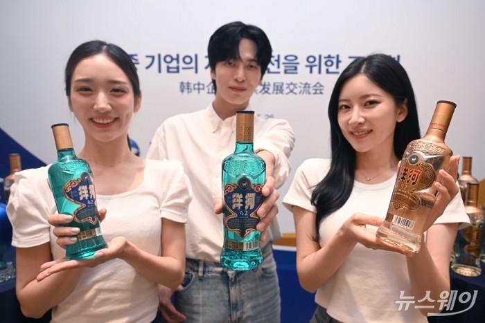 남경무역이 26일 오전 서울 강남구 웨스틴 파르나스 호텔에서 열린 '양하' 한국 진출 10주년 기념식에서 프리미엄 백주 양하블루·양하골드 신제품을 소개하고 있다. 강민석 기자 kms@newsway.co.kr