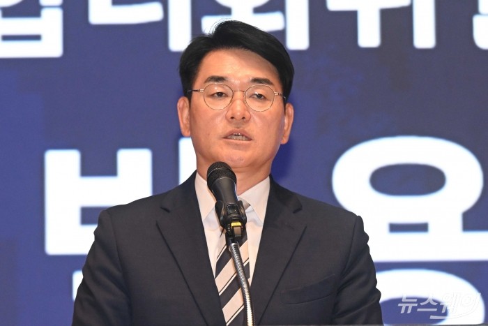 박용진 대통령 직속 규제합리화위원회 부위원장이 26일 오후 서울 여의도 한국거래소에서 열린 증권시장 결제주기 단축 토론회에서 축사를 하고 있다. 강민석 기자 kms@newsway.co.kr