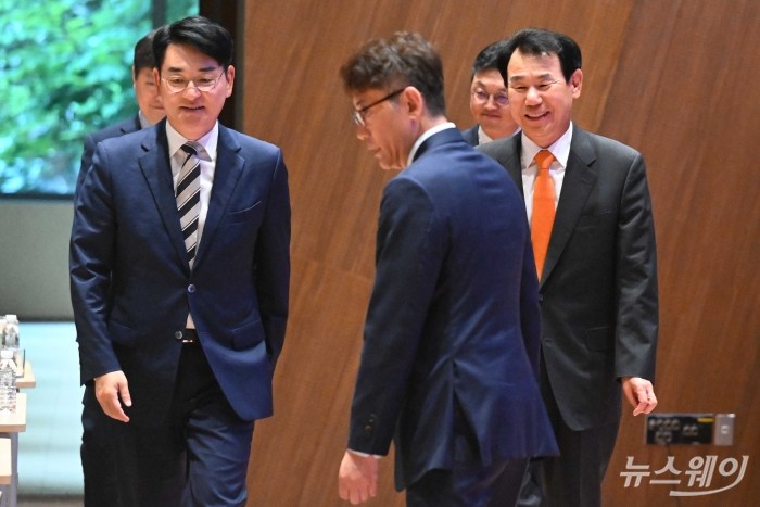 (왼쪽)박용진 대통령 직속 규제합리화위원회 부위원장과 정은보 한국거래소 이사장 등이 26일 오후 서울 여의도 한국거래소에서 열린 증권시장 결제주기 단축 토론회에 참석하기 위해 자리로 향하고 있다. 강민석 기자 kms@newsway.co.kr