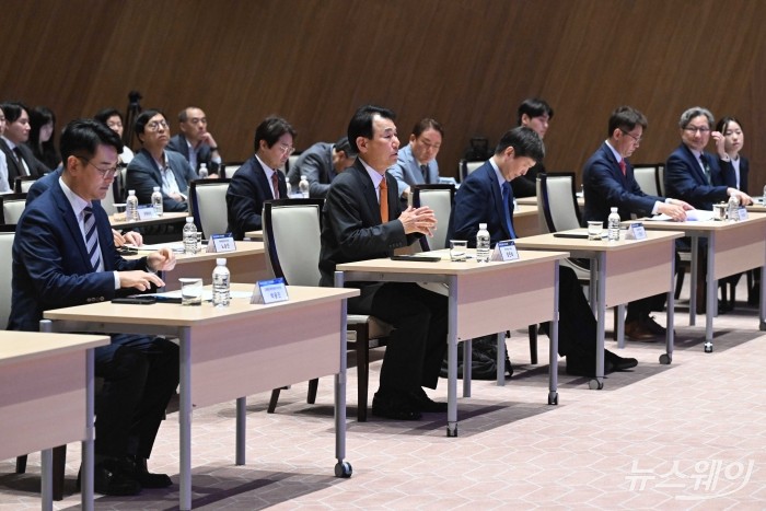 (앞 줄 왼쪽 첫 번째)박용진 대통령 직속 규제합리화위원회 부위원장과 (앞 줄 오른쪽 다섯 번째)정은보 한국거래소 이사장 등이 26일 오후 서울 여의도 한국거래소에서 열린 증권시장 결제주기 단축 토론회에 참석해 자리하고 있다. 강민석 기자 kms@newsway.co.kr