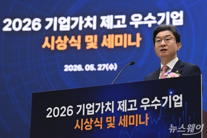 축사 밝히는 이억원 금융위원장