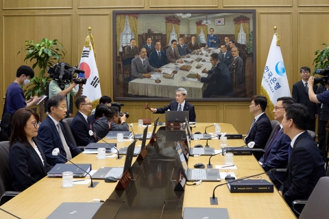 신현송號 첫 금통위, 기준금리 2.5% '동결'···8회 연속 제자리