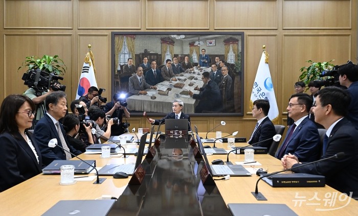 신현송 한국은행 총재가 28일 서울 중구 한국은행 본관에서 열린 취임 후 첫 금융통화위원회 본회의에서 의사봉을 두드리고 있다. 사진=사진공동취재단