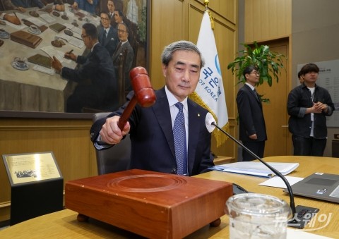 첫 금통위 주재하는 신현송 한은 총재