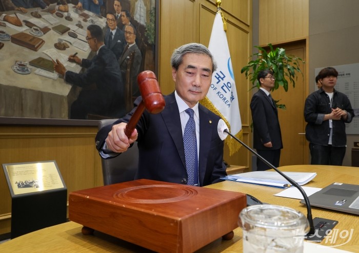 첫 금통위 주재하는 신현송 한은 총재