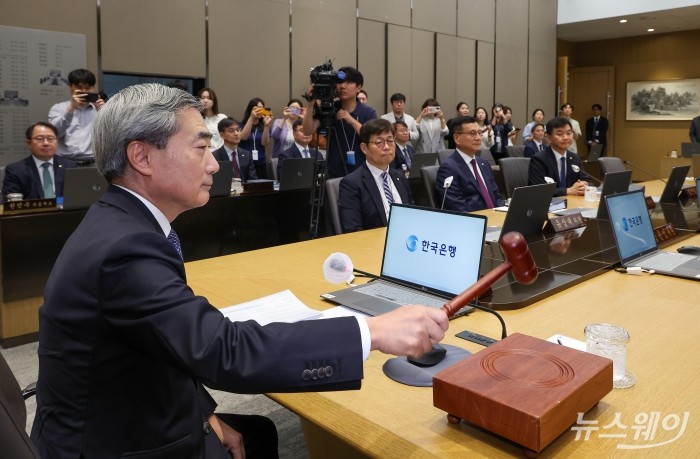 신현송 한국은행 총재가 28일 오전 서울 중구 한국은행에서 열린 금융통화위원회 본회의에 참석해 의사봉을 두드리고 있다. 사진=사진공동취재단