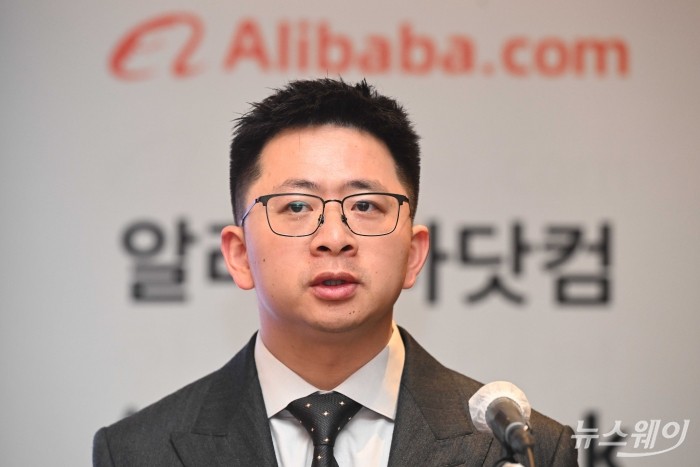션 양 알리바바닷컴 아시아태평양 지역 총괄 본부장이 28일 오전 서울 중구 롯데호텔에서 열린 에이전틱 AI 비즈니스 팀 'Accio Work' 국내 공식 출시 기자간담회에서 발표를 하고 있다. 사진=강민석 기자
