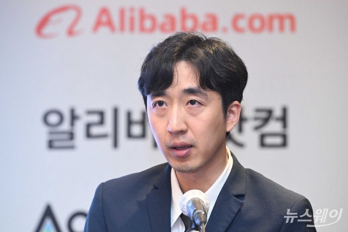 제임스 장 알리바바닷컴 글로벌 셀러 제품 및 서비스 겸 아시아태평양지역 바이어 성장 부문 총괄이 28일 오전 서울 중구 롯데호텔에서 열린 에이전틱 AI 비즈니스 팀 'Accio Work' 국내 공식 출시 기자간담회에서 발표를 하고 있다. 사진=강민석 기자