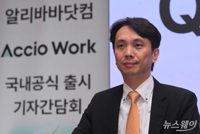 마르코 양 알리바바닷컴 코리아 지사장이 28일 오전 서울 중구 롯데호텔에서 열린 에이전틱 AI 비즈니스 팀 'Accio Work' 국내 공식 출시 기자간담회에서 취재진의 질문을 경청하고 있다. 사진=강민석 기자