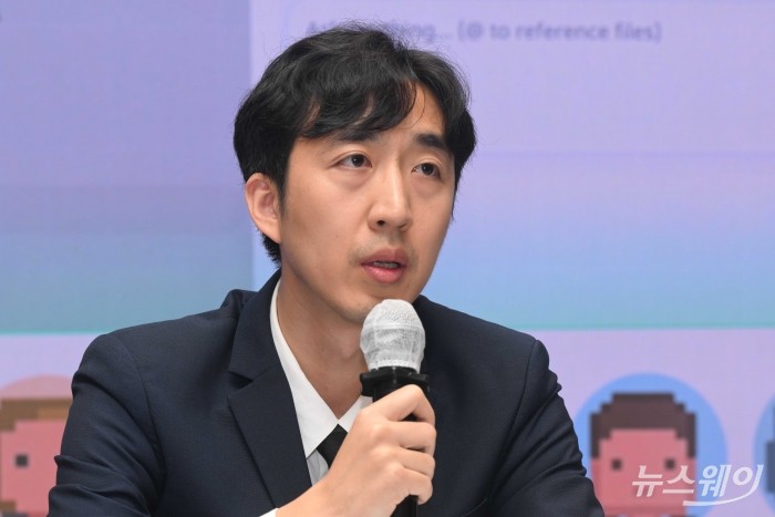제임스 장 알리바바닷컴 글로벌 셀러 제품 및 서비스 겸 아시아태평양지역 바이어 성장 부문 총괄이 28일 오전 서울 중구 롯데호텔에서 열린 에이전틱 AI 비즈니스 팀 'Accio Work' 국내 공식 출시 기자간담회에서 취재진의 질문에 답변하고 있다. 사진=강민석 기자