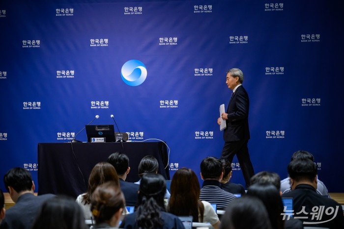 신현송 한국은행 총재가 28일 서울 중구 한국은행 본관에서 열린 통화정책방향 기자간담회장으로 들어오고 있다. 사진=사진공동취재단